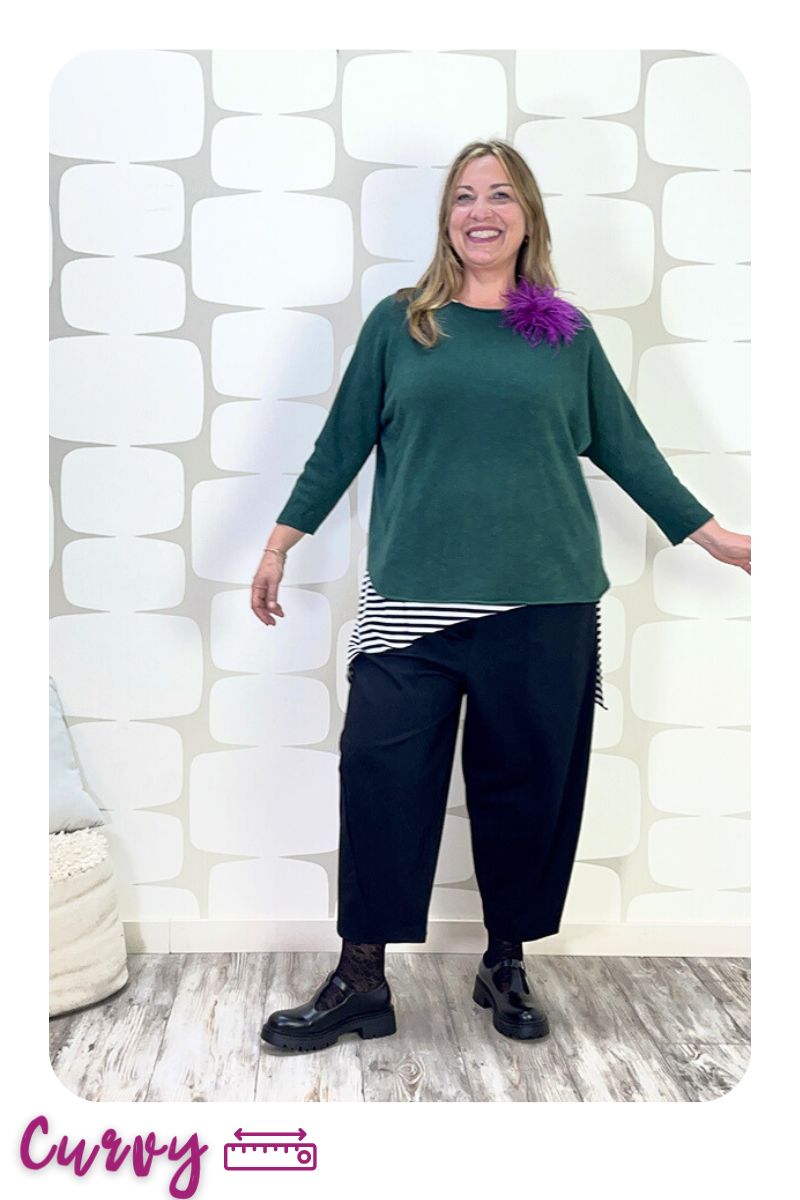 OUTFIT CURVY Maglia Marshal verde, Canotta Telly a righe sartoriale bianco nero, Pantalone Cornelio nero - fabbrica di giuggiole