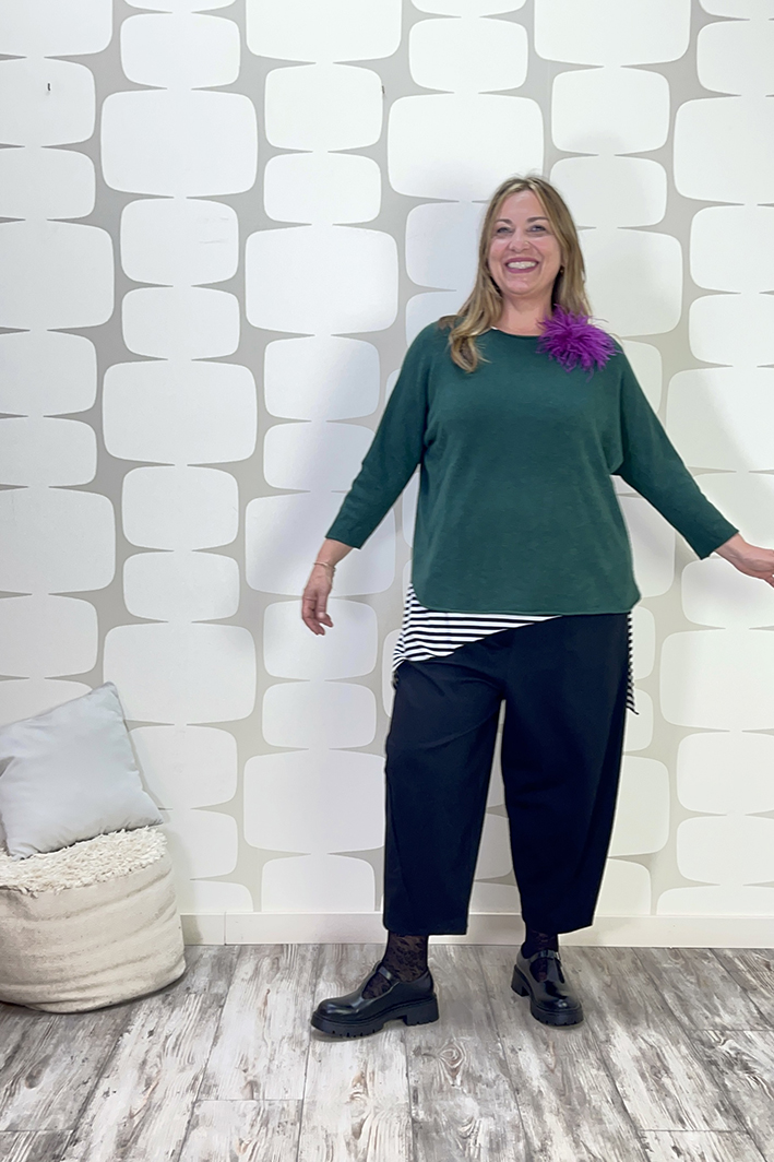 OUTFIT CURVY Maglia Marshal verde, Canotta Telly a righe sartoriale bianco nero, Pantalone Cornelio nero - fabbrica di giuggiole