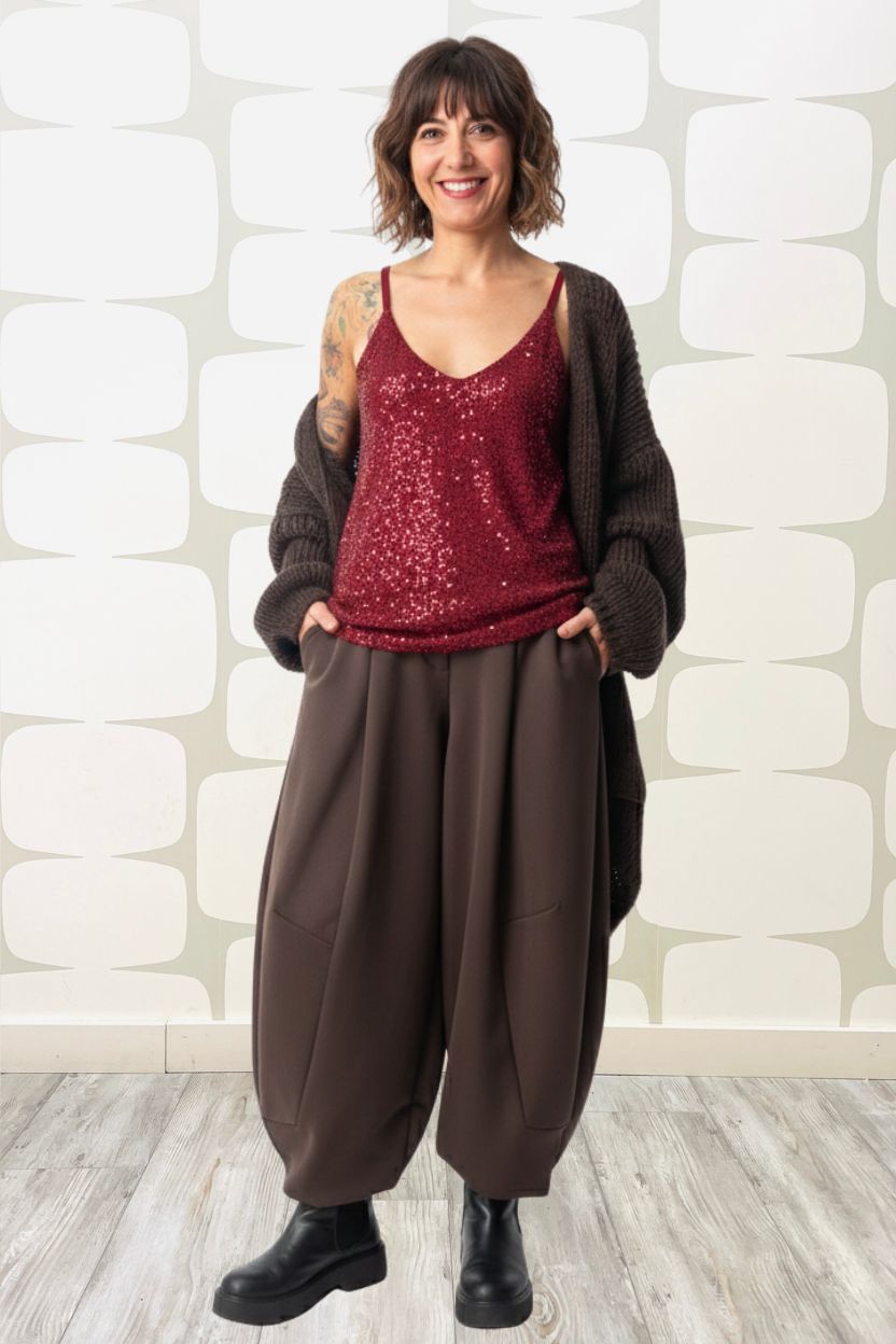 outfit con Cardigan Gertrude marrone, Canotta Jamie paillettata rossa, Pantalone Hedstrom marrone