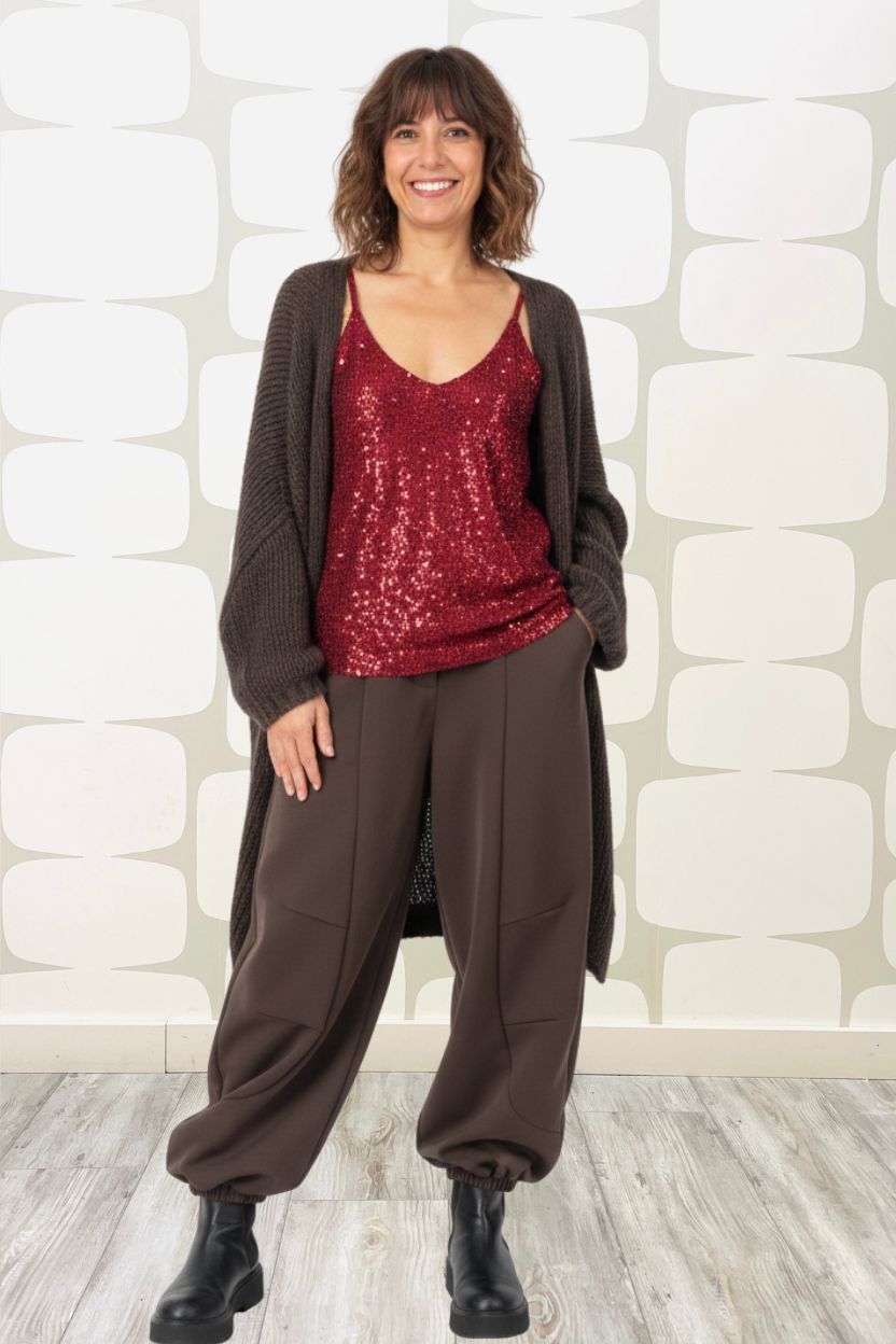 outfit con Cardigan Gertrude marrone, Canotta Jamie paillettata rossa, Pantalone Hedstrom marrone