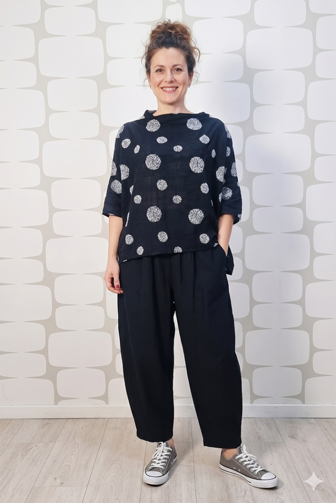 outfit con Blusa Izumi nera a pois bianchi e Pantalone Howard nero