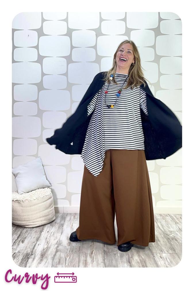 outfit curvy Cardigan Precious nero, Maglia Elisa sartoriale a righe bianco nero, Palace Karlsson sartoriale cacao