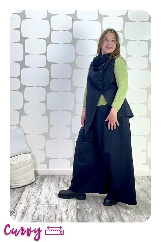 OUTFIT CURVY con Gilet Elsinore nero, maglia tara verde e pantalone Palace Karlsson sartoriale nero fabbrica di giuggiole