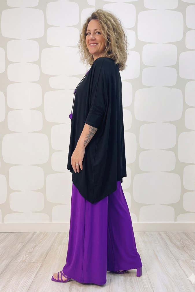 outfit curvy con Maglia Exar nera e Pantalone Holland viola