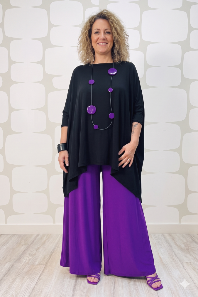 outfit curvy con Maglia Exar nera e Pantalone Holland viola
