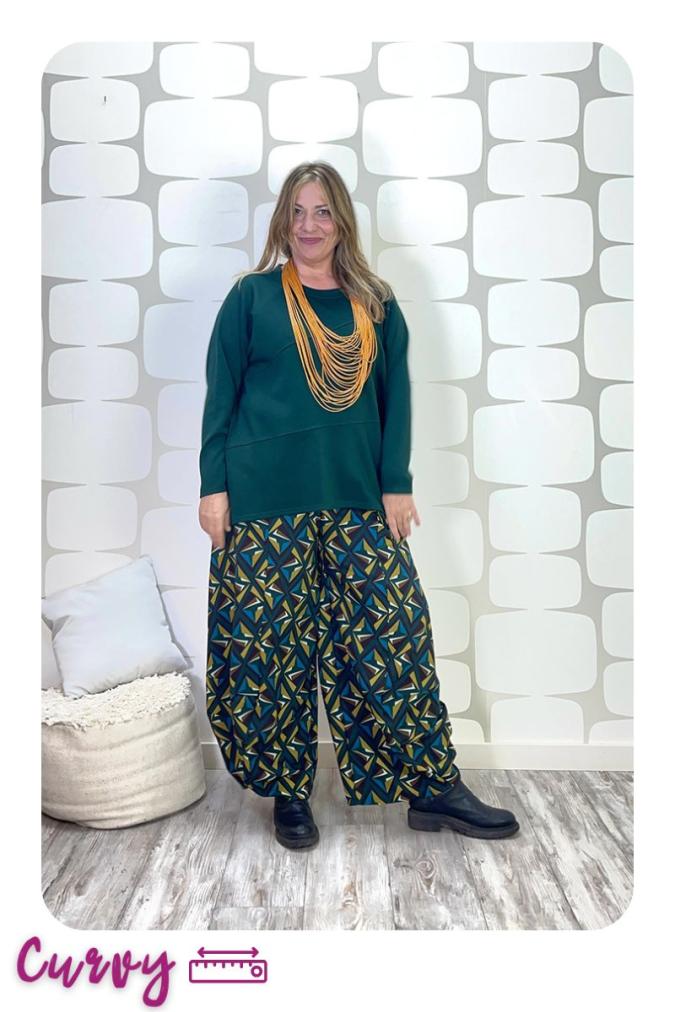 OUTFIT CURVY con Maglia Juliet verde e Pantalone Mursten sartoriale - fabbrica di giuggiole