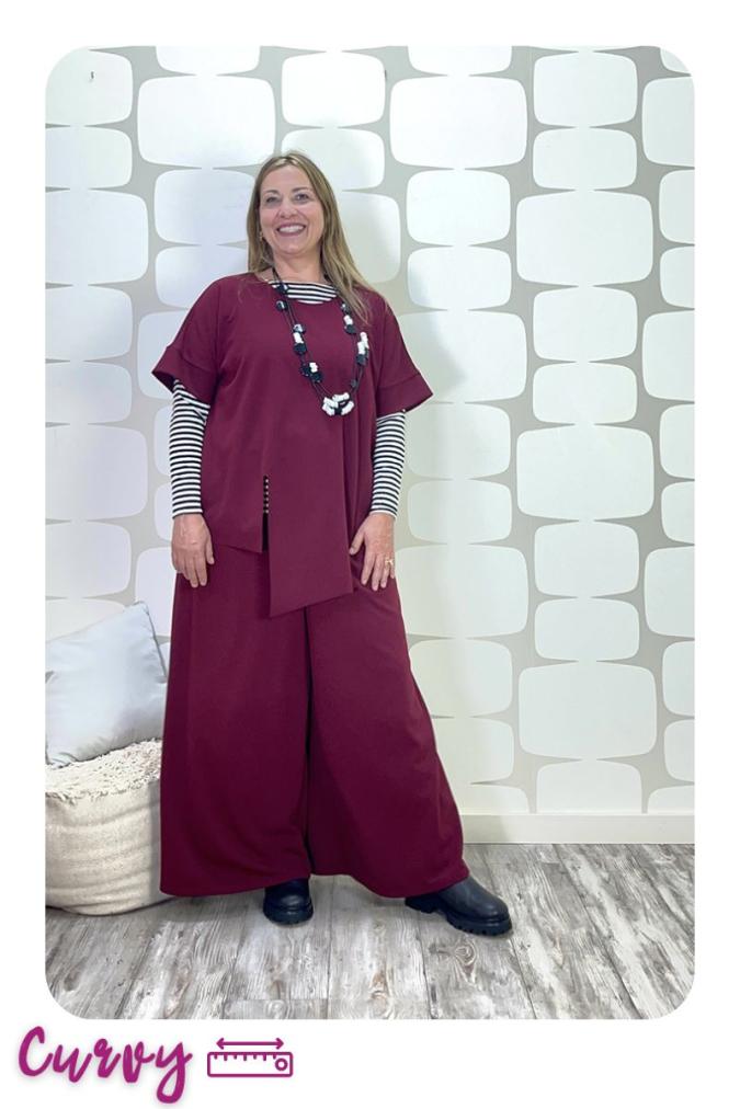 OUTFIT CURVY sartoriale con Maglia Sandra sartoriale rosso, Maglia Basica a righe a maniche lunge bianco e nero, pantalone Palace Karlsson sartoriale rosso - fabbrica di giuggiole