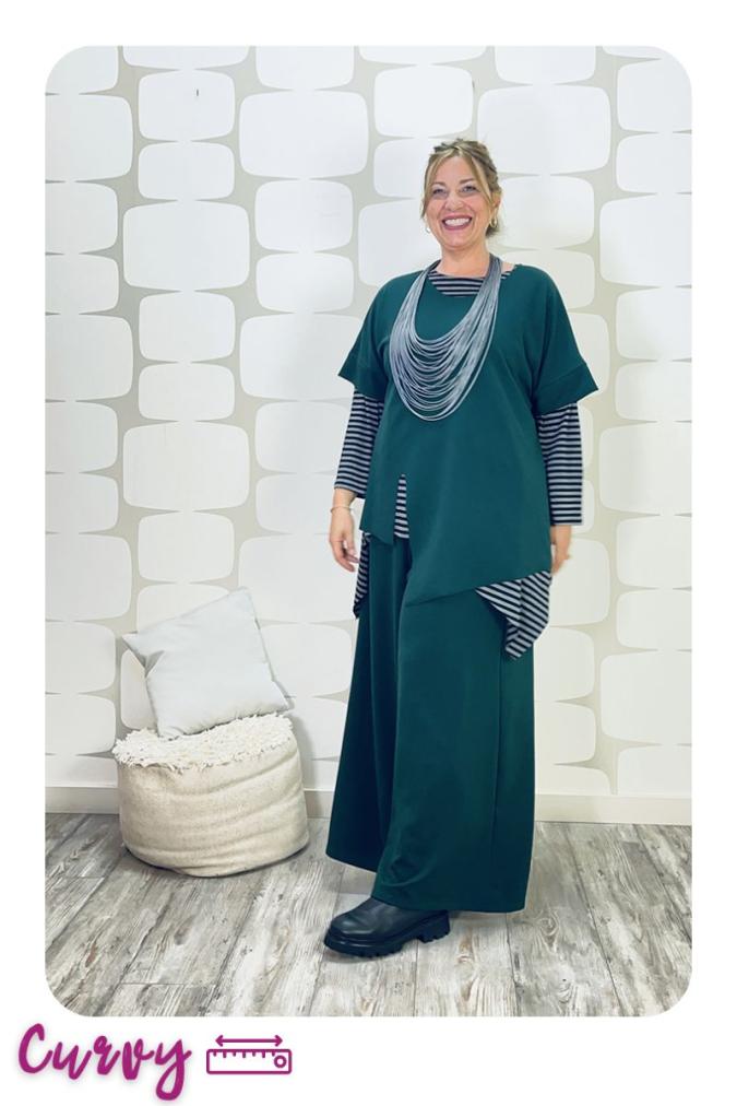 OUTFIT CURVY sartoriale con Maglia Sandra sartoriale verde, Maglia Betta sartoriale a righe bianco nero, pantalone Palace Karlsson sartoriale verde - fabbrica di giuggiole