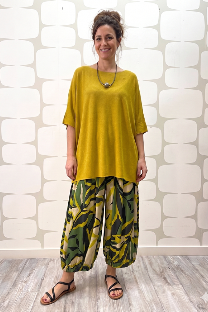 outfit Maglia Vivienne ocra e Pantalone Otter Jungle sartoriale