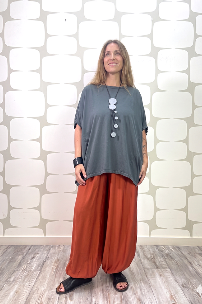 outfit con Maglia Weber grigia e Pantalone Yoda mandarino