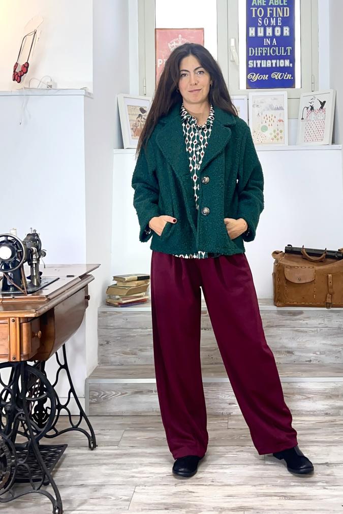 outfit con Giacca Lizzy verde, Blusa Lary, Pantalone Yuri ciliegia