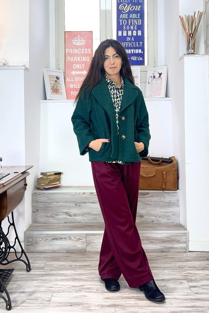 outfit con Giacca Lizzy verde, Blusa Lary, Pantalone Yuri ciliegia