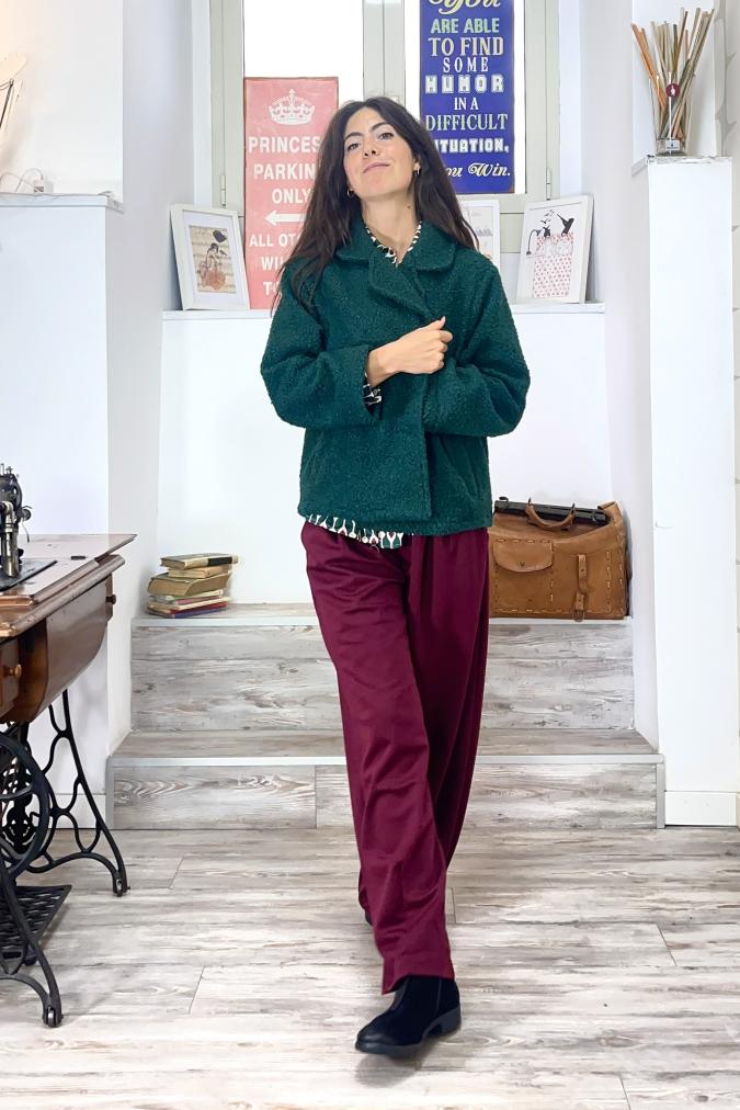 outfit con Giacca Lizzy verde, Blusa Lary, Pantalone Yuri ciliegia