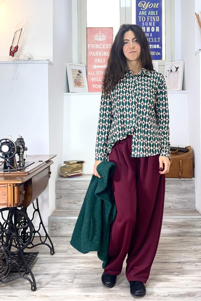 outfit con Giacca Lizzy verde, Blusa Lary, Pantalone Yuri ciliegia