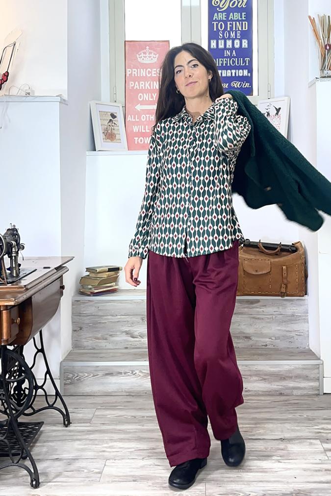 outfit con Giacca Lizzy verde, Blusa Lary, Pantalone Yuri ciliegia