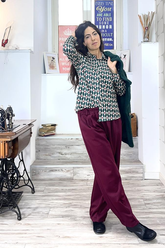 outfit con Giacca Lizzy verde, Blusa Lary, Pantalone Yuri ciliegia