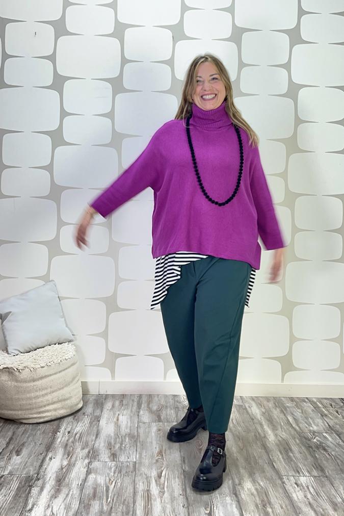 OUTFIT CURVY Maglia Graham magenta, Canotta Telly sartoriale a righe bianco nero, Pantalone Cornelio verde - fabbrica di giuggiole