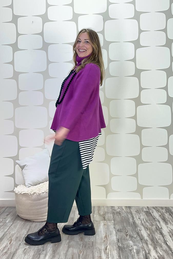 OUTFIT CURVY Maglia Graham magenta, Canotta Telly sartoriale a righe bianco nero, Pantalone Cornelio verde - fabbrica di giuggiole