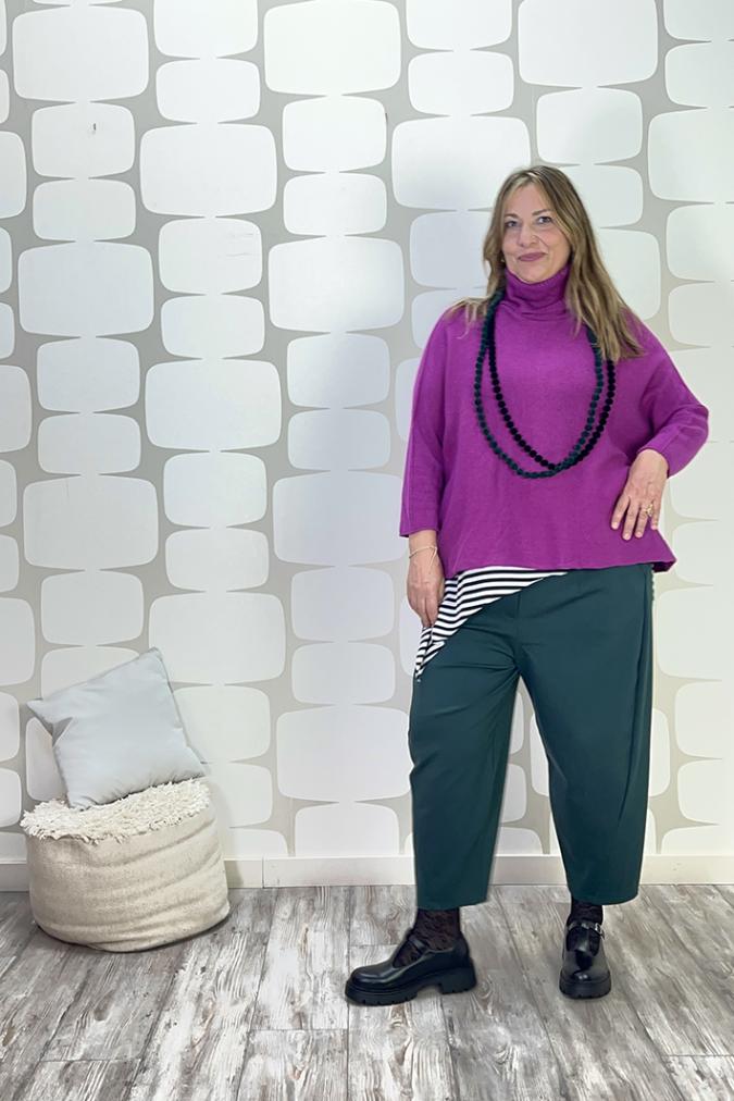 OUTFIT CURVY Maglia Graham magenta, Canotta Telly sartoriale a righe bianco nero, Pantalone Cornelio verde - fabbrica di giuggiole