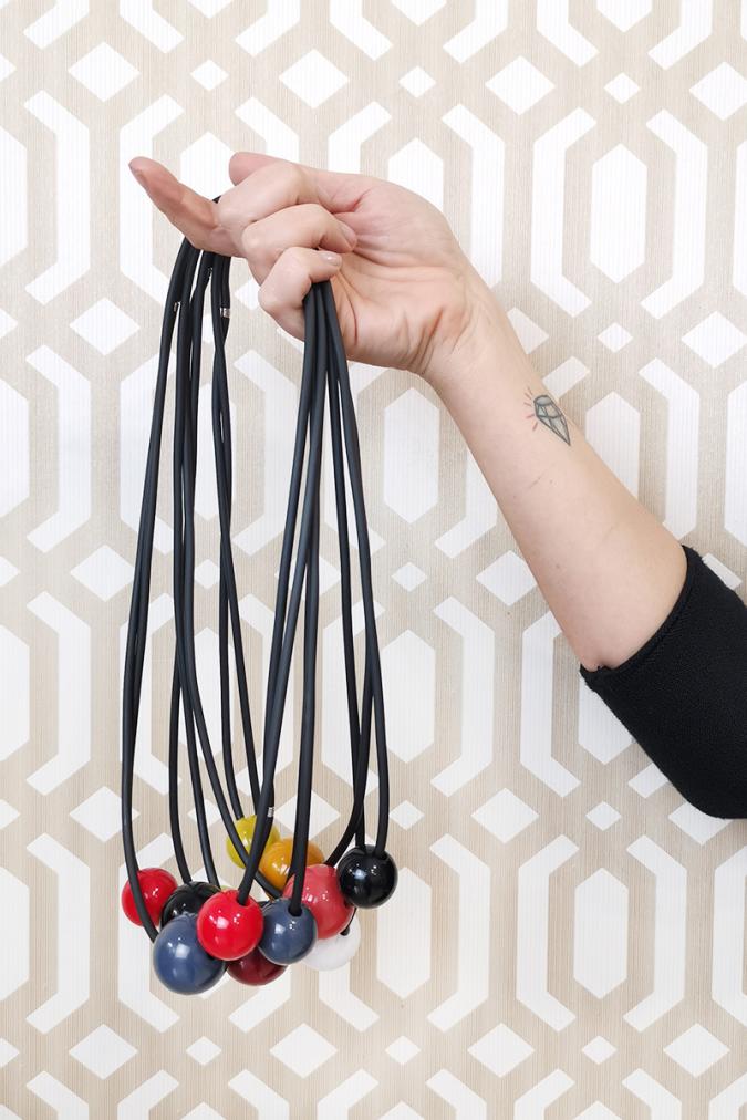 collana con doppia sfera in resina