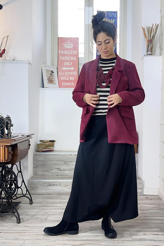 outfit con Giacca Fenton bordeaux, Maglia Concita bianco e nero e Pantalone Yard tinta unita sartoriale