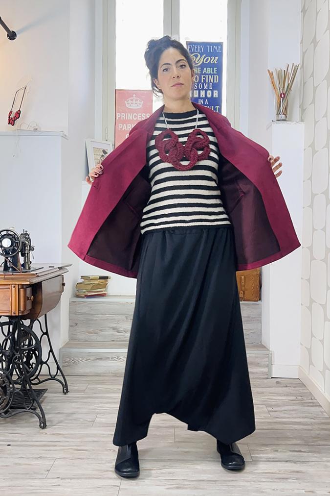 outfit con Giacca Fenton bordeaux, Maglia Concita bianco e nero e Pantalone Yard tinta unita sartoriale