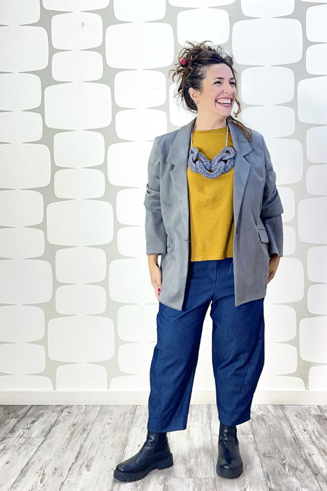 outfit con Giacca Fenton grigia, Maglia Frear ocra e Jeans Tom - fabbrica di giuggiole