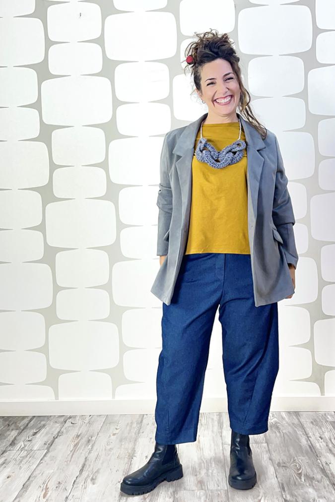 outfit con Giacca Fenton grigia, Maglia Frear ocra e Jeans Tom - fabbrica di giuggiole