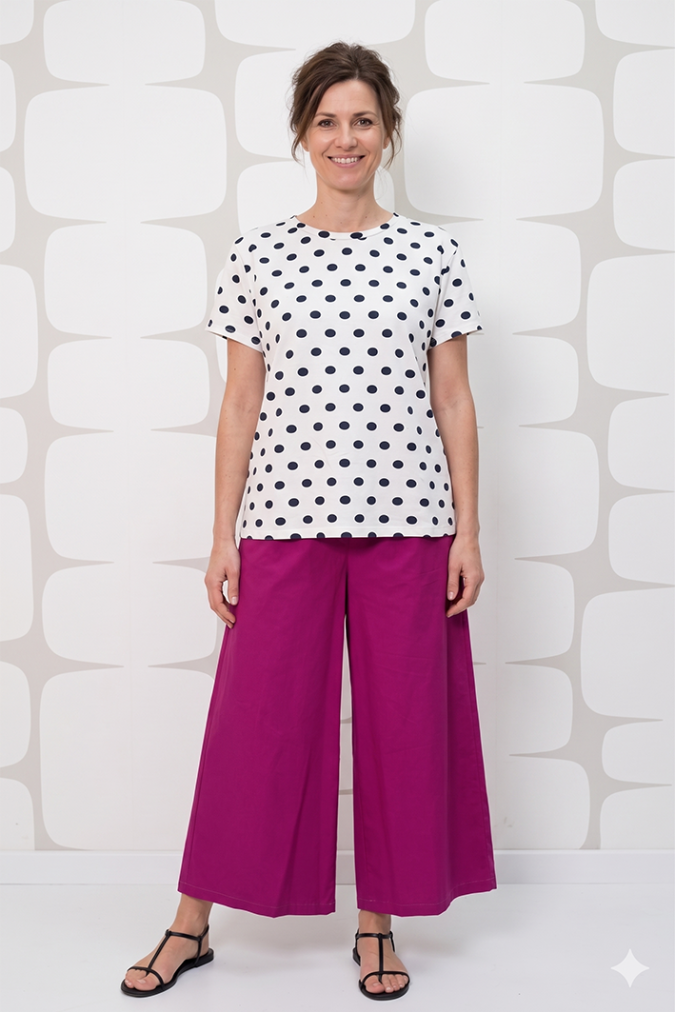 outfit con Maglia Agata bianca a pois neri e Pantalone Simone magenta