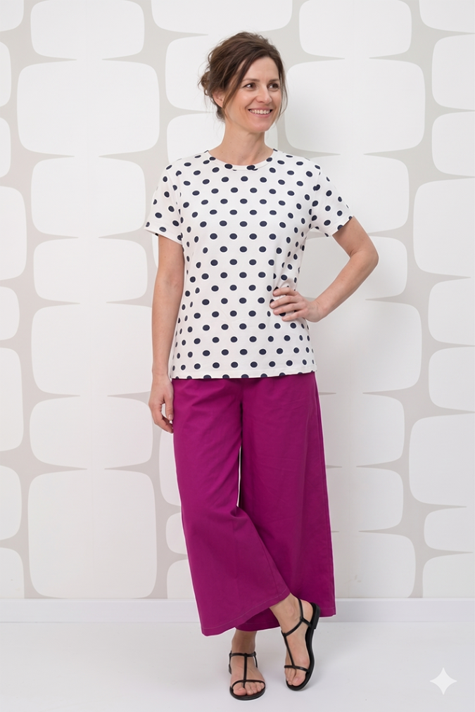 outfit con Maglia Agata bianca a pois neri e Pantalone Simone magenta