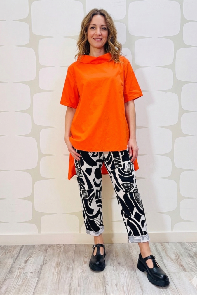 outfit con Maglia Vargas arancione e Pantalone Logan