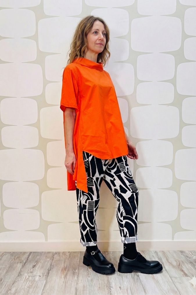 outfit con Maglia Vargas arancione e Pantalone Logan