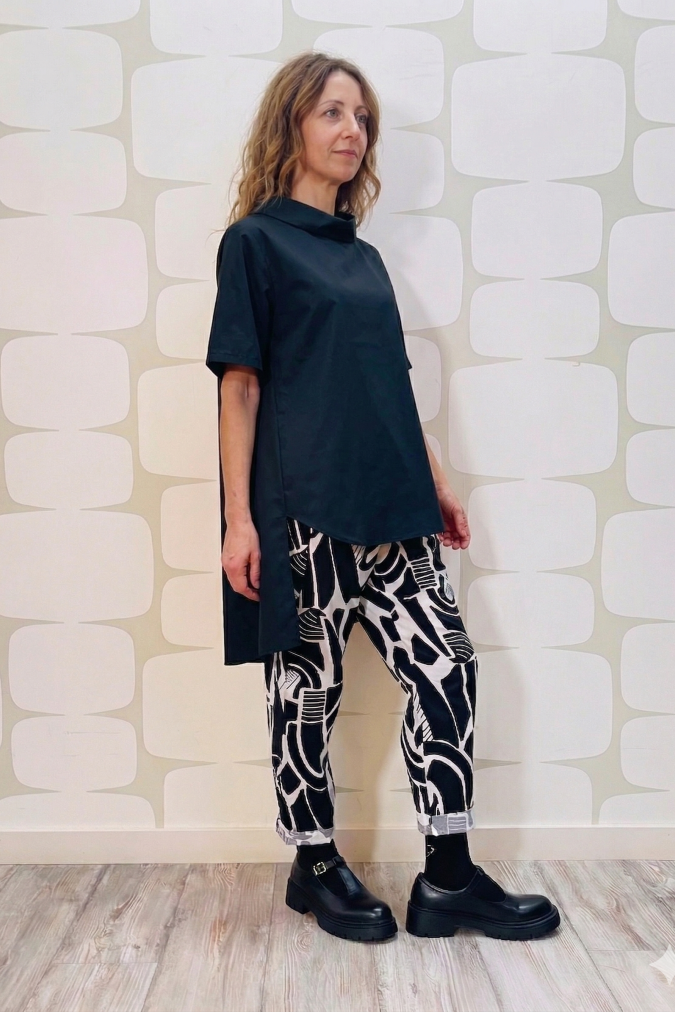 outfit con Maglia Vargas nera e Pantalone Logan