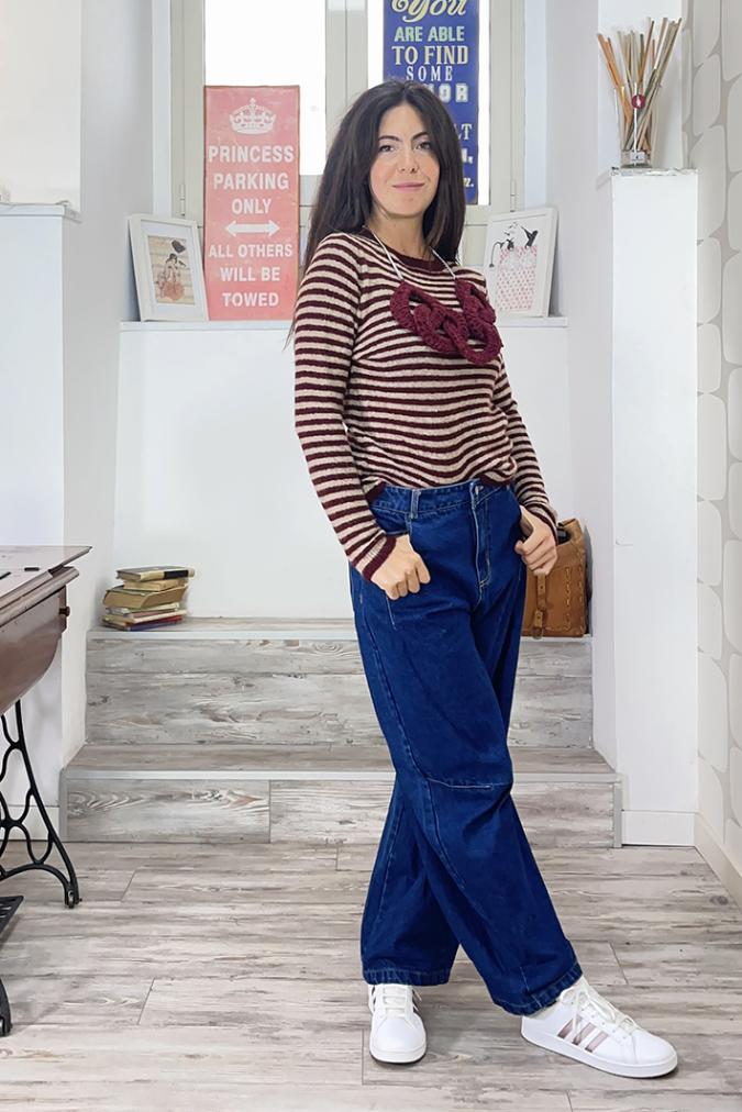 outfit con Maglia Amber bordeaux, Jeans Noland e collana musubi uncinetto sartoriale bordeaux