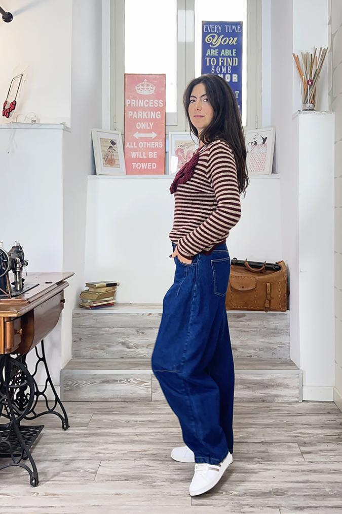 outfit con Maglia Amber bordeaux, Jeans Noland e collana musubi uncinetto sartoriale bordeaux