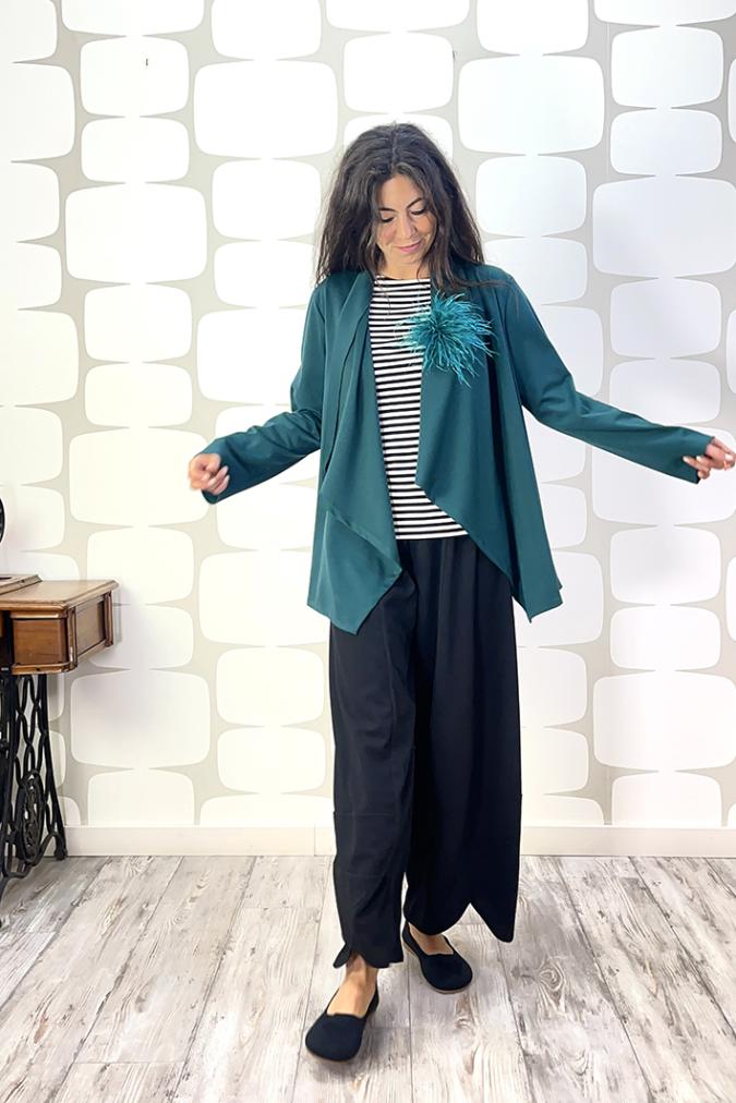 OUTFIT sartoriale con Cardigan Amsterdam PU.MI verde, Maglia Nami a righe bianche e nere, Pantalone Briques sartoriale nero e spilla soffio verde