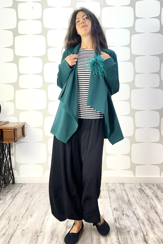 OUTFIT sartoriale con Cardigan Amsterdam PU.MI verde, Maglia Nami a righe bianche e nere, Pantalone Briques sartoriale nero e spilla soffio verde