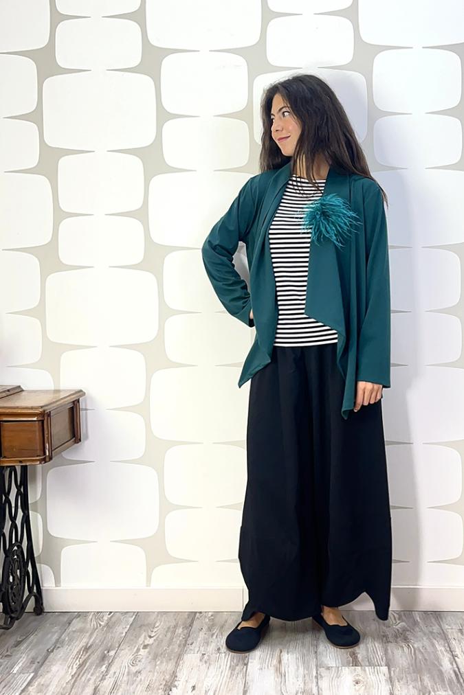 OUTFIT sartoriale con Cardigan Amsterdam PU.MI verde, Maglia Nami a righe bianche e nere, Pantalone Briques sartoriale nero e spilla soffio verde