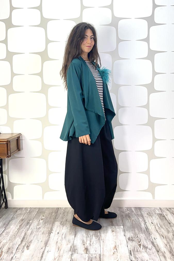 OUTFIT sartoriale con Cardigan Amsterdam PU.MI verde, Maglia Nami a righe bianche e nere, Pantalone Briques sartoriale nero e spilla soffio verde