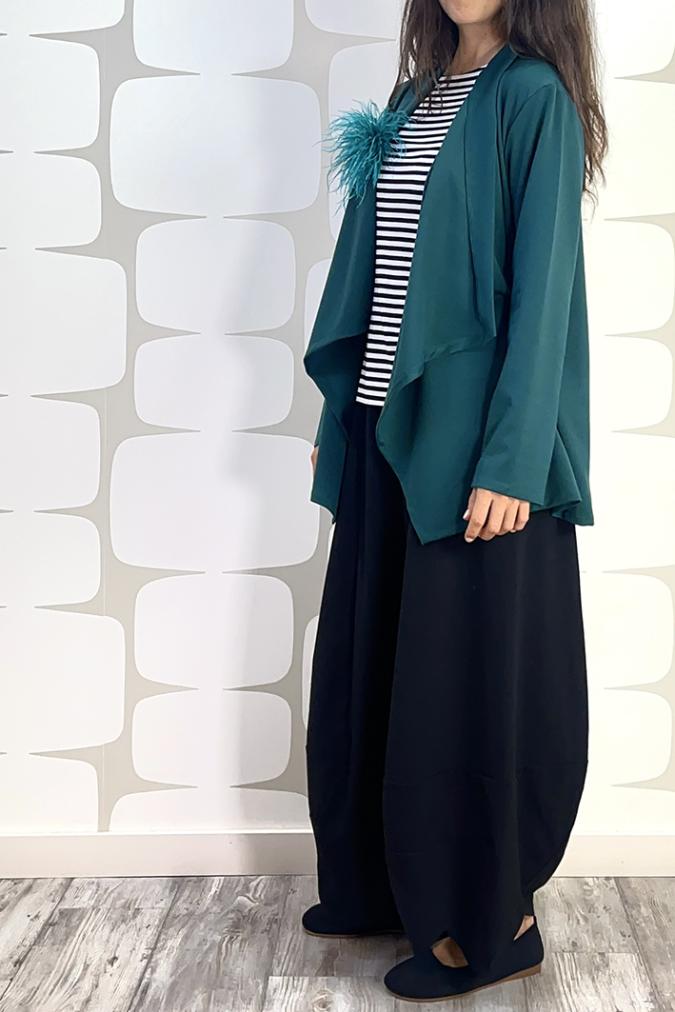 OUTFIT sartoriale con Cardigan Amsterdam PU.MI verde, Maglia Nami a righe bianche e nere, Pantalone Briques sartoriale nero e spilla soffio verde