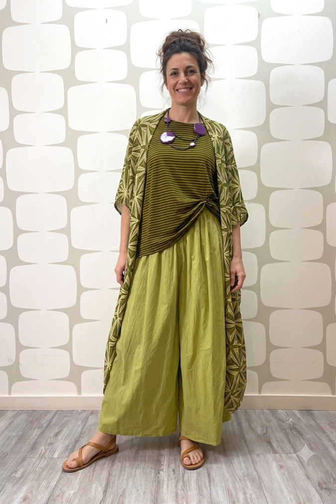 OUTFIT con Kimono Asha, Maglia Leda a righine verde e Pantalone Emile verde
