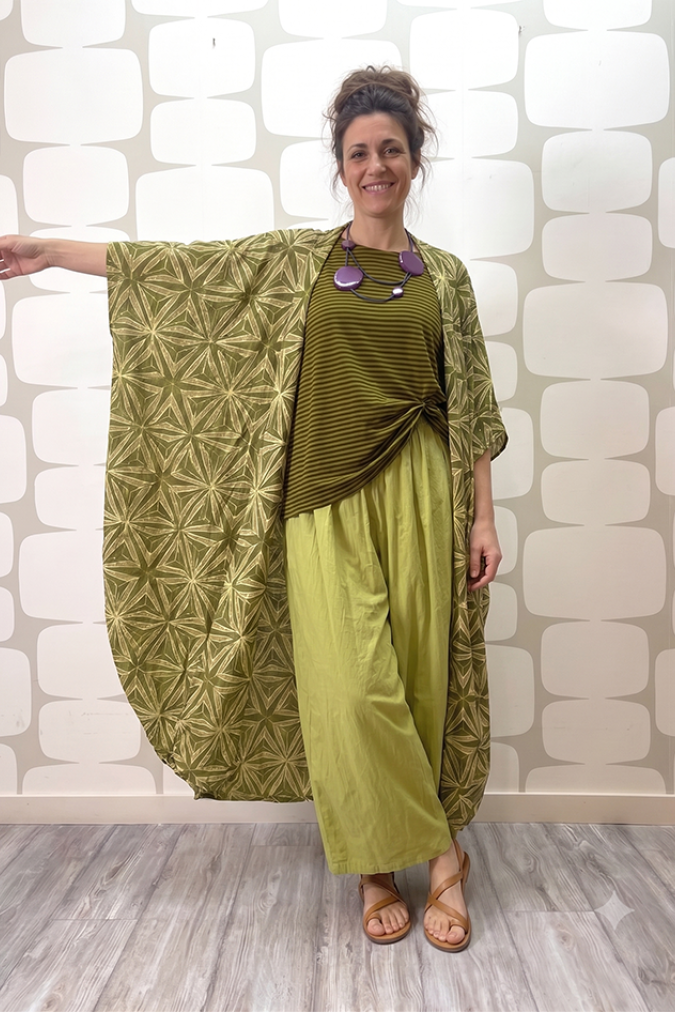 OUTFIT con Kimono Asha, Maglia Leda a righine verde e Pantalone Emile verde