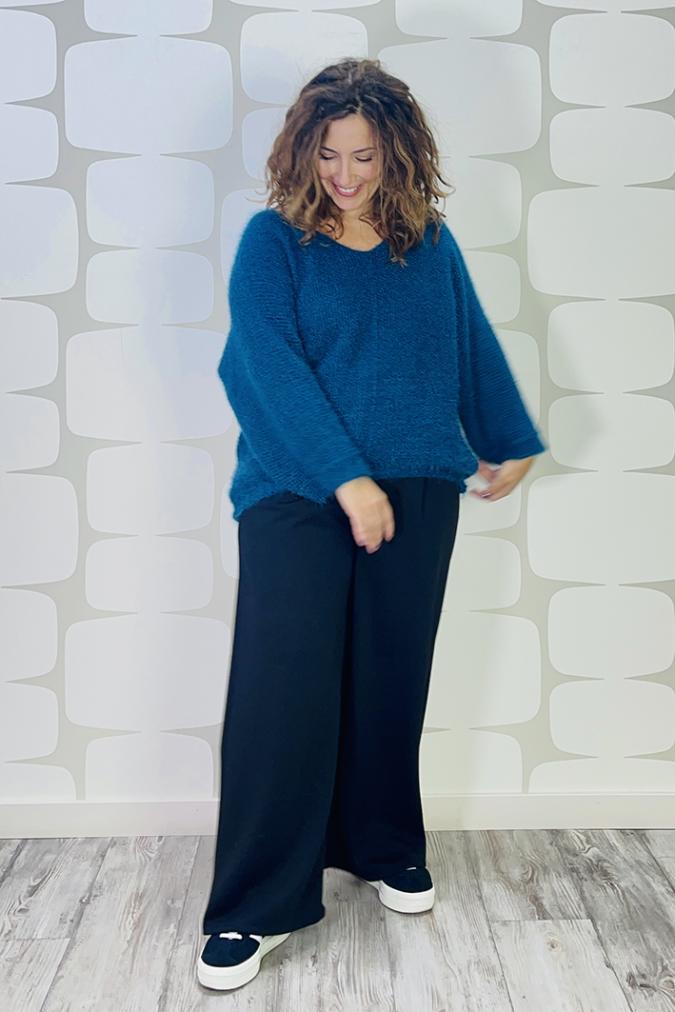 outfit con Maglia Ashley petrolio e Pantalone Candice nero