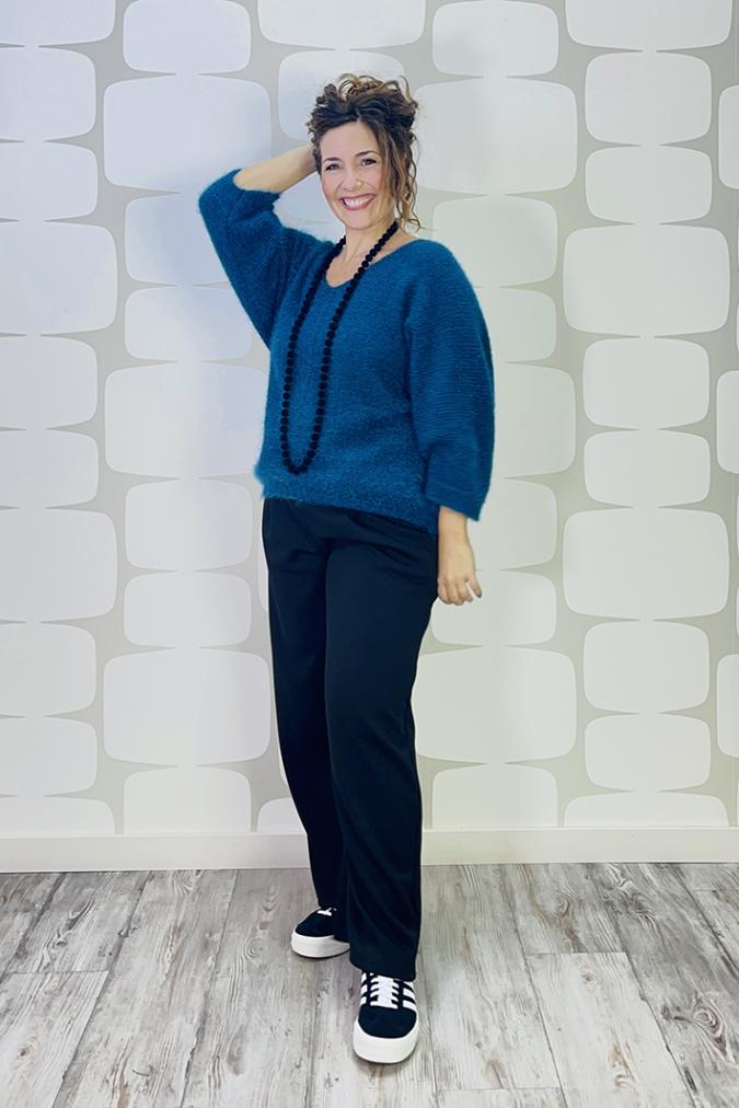 outfit con Maglia Ashley petrolio e Pantalone Candice nero