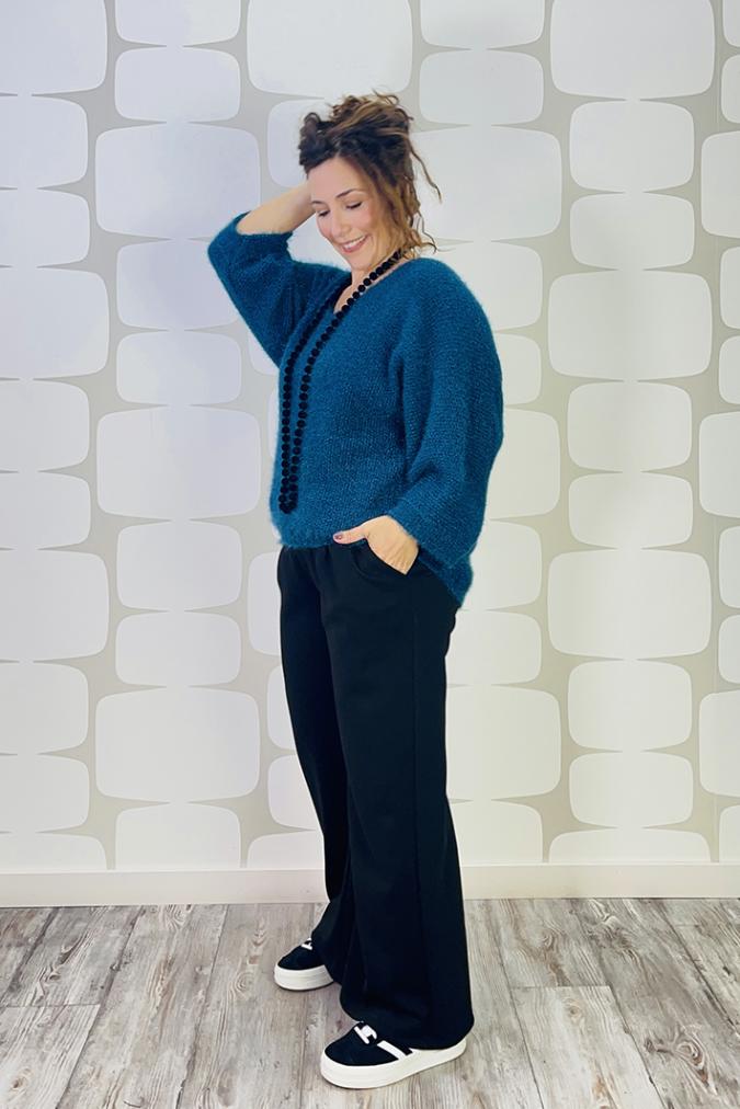 outfit con Maglia Ashley petrolio e Pantalone Candice nero