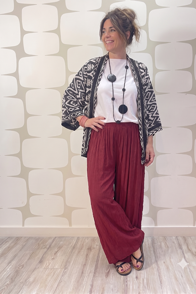 outfit con Kimono Aura nero, maglia mango bianca e Pantalone Veda rosso