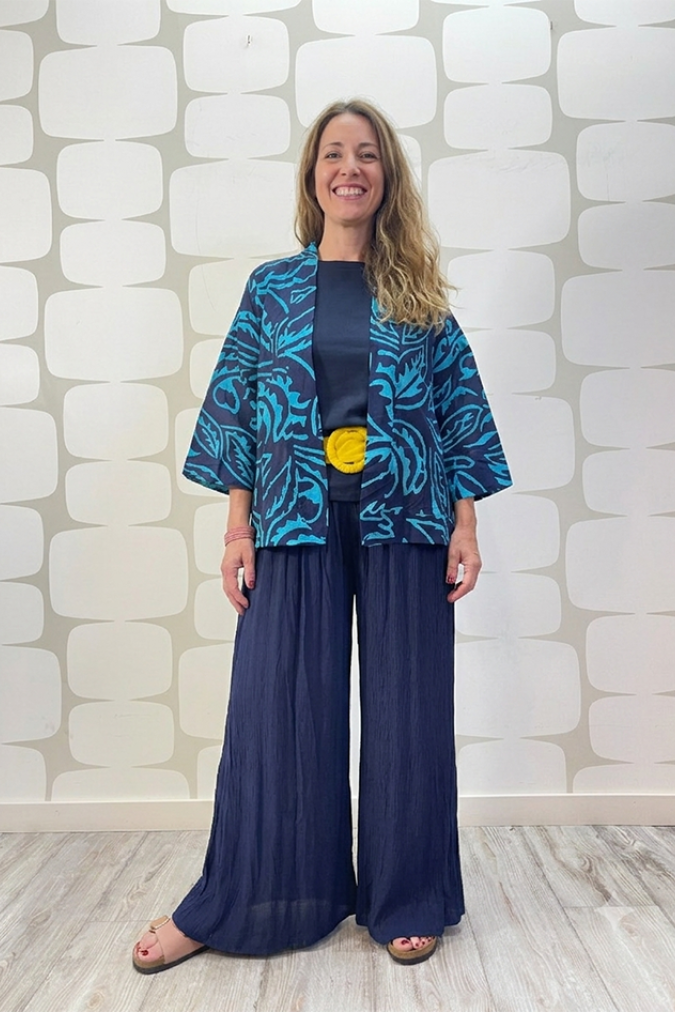 outfit con Kimono Aura blu, maglia mango sartoriale e Pantalone Veda  blu