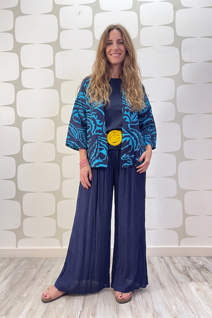 outfit con Kimono Aura blu, maglia mango sartoriale e Pantalone Veda  blu