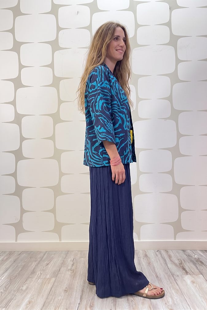 outfit con Kimono Aura blu, maglia mango sartoriale e Pantalone Veda  blu