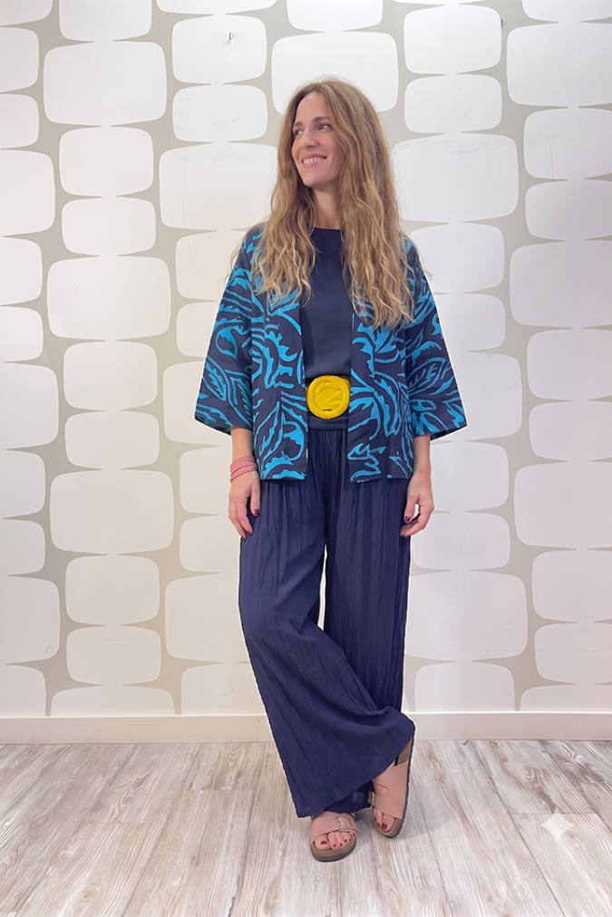 outfit con Kimono Aura blu, maglia mango sartoriale e Pantalone Veda  blu